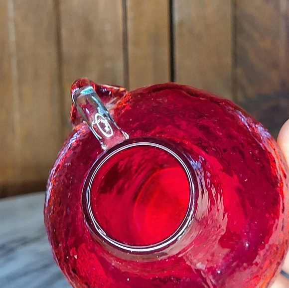 Elegant Red Glass Vase - Picture 5 of 16